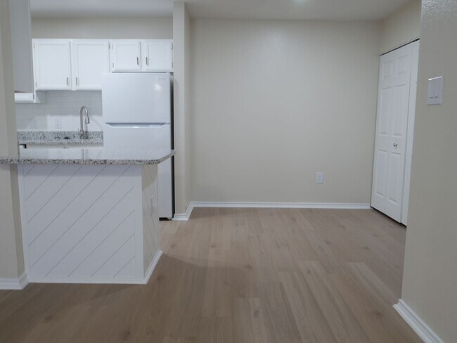 Building Photo - Solms 1 Bed | 1 Bath 670 Sq. Ft.