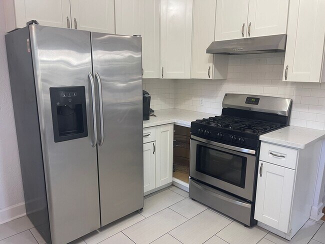 Building Photo - Cozy 2 bedroom bungalow home near UOP