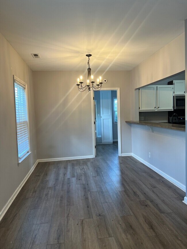 Building Photo - Charming 2-Bedroom in a Highly Sought-Afte...