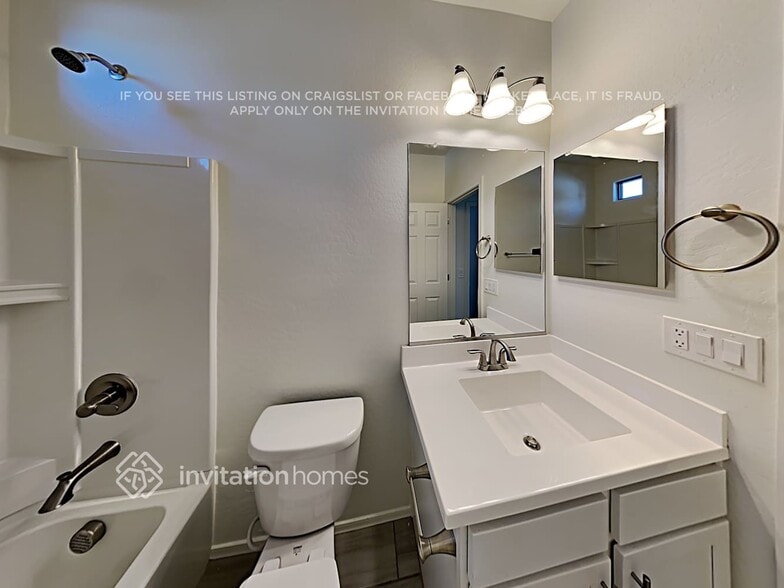 Building Photo - 308 N Sandal