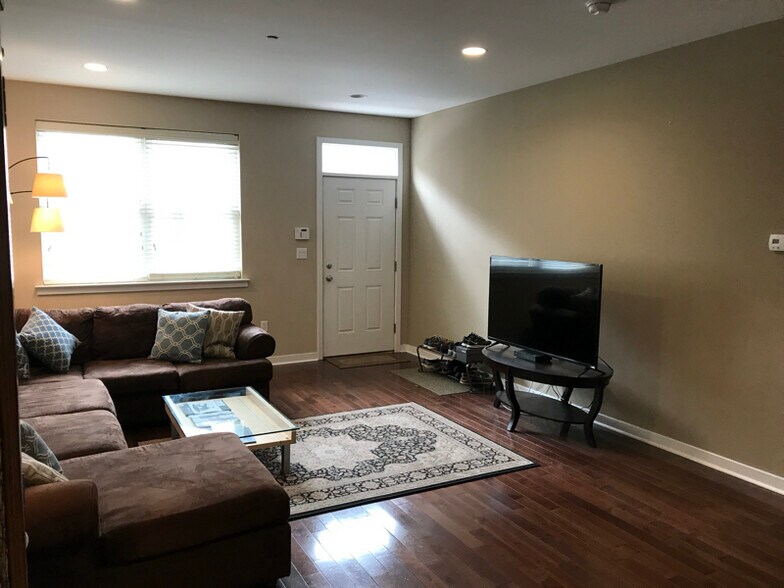 Building Photo - 1235 S 17th St