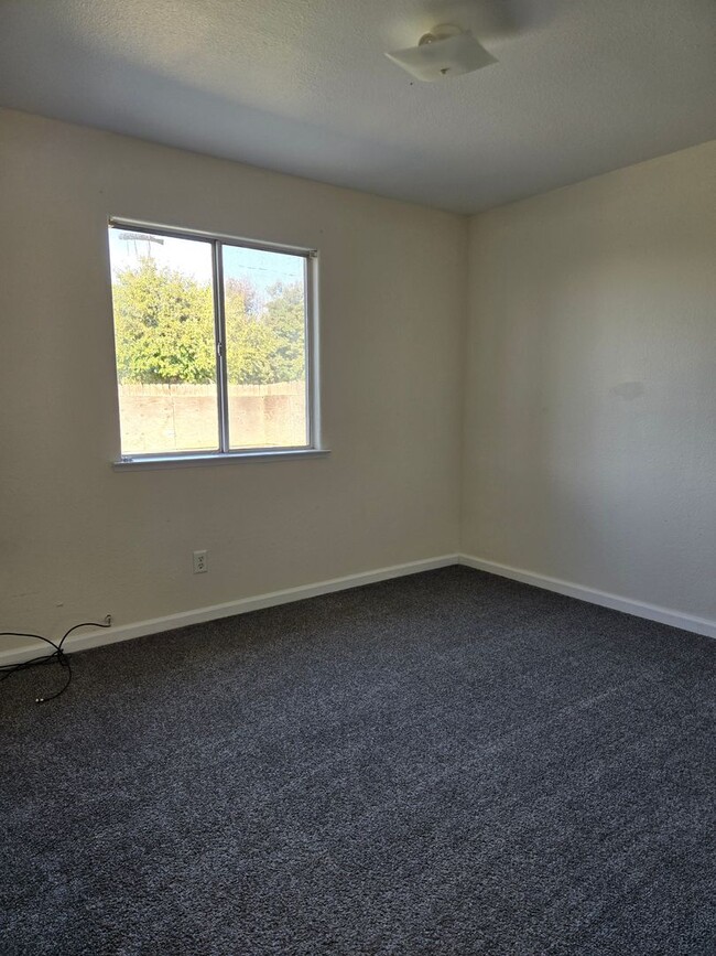 Building Photo - 3 BR 2 BA Available Now