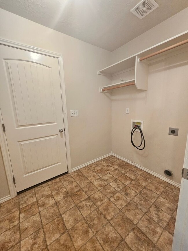 Building Photo - 4 Bedroom Home Close to Settlers Park