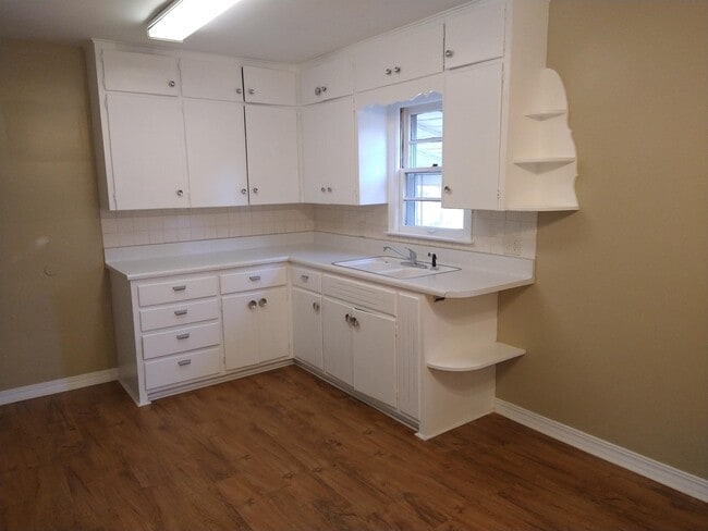 Building Photo - 1510 N Platte Ave