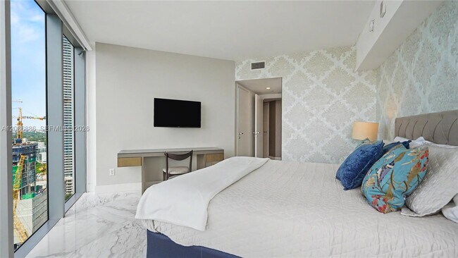 Building Photo - 1300 Brickell Bay Dr