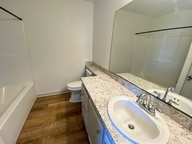 Building Photo - 2-Bed, 2.5-Bath Townhouse with Move-In Special – Walk to McNeese State University!