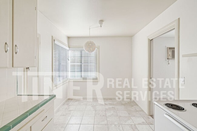 Building Photo - 208 43rd St