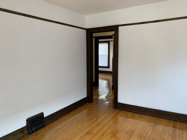 1st bedroom - 1123 Elizabeth St