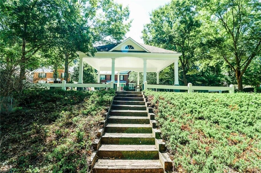 Building Photo - 2680 Hampton Park Dr