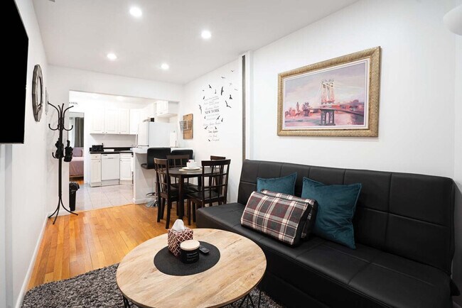 Building Photo - 305 E 104th St