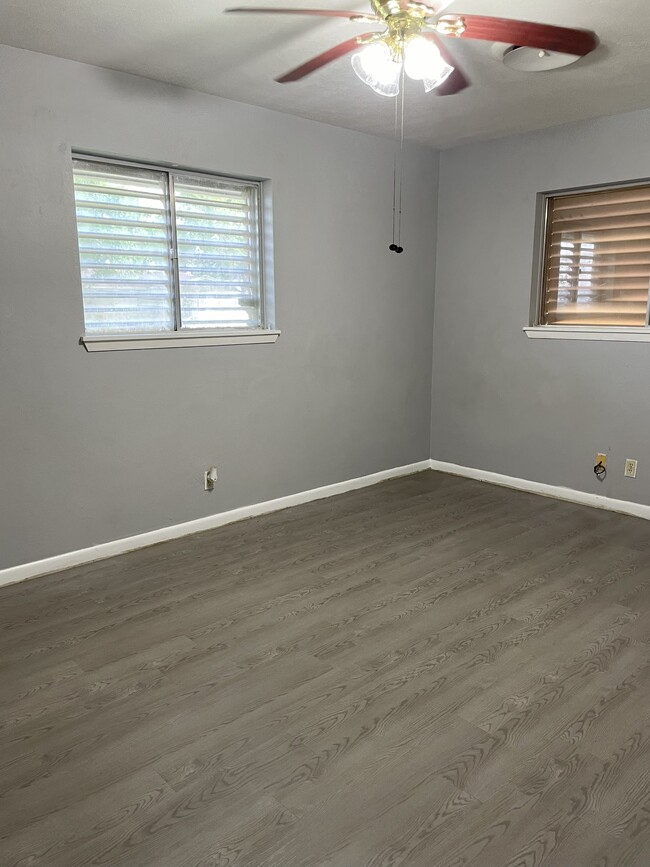 Building Photo - 1305 Peterson Dr