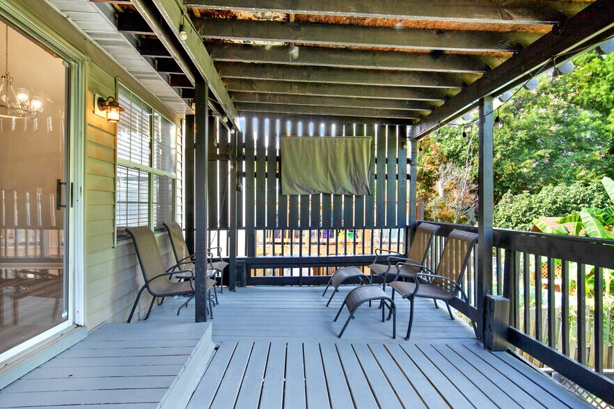 Building Photo - 111 Teakwood Dr