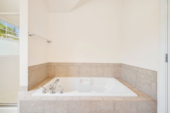 Building Photo - Bright and Spacious 3 bedroom townhouse in...