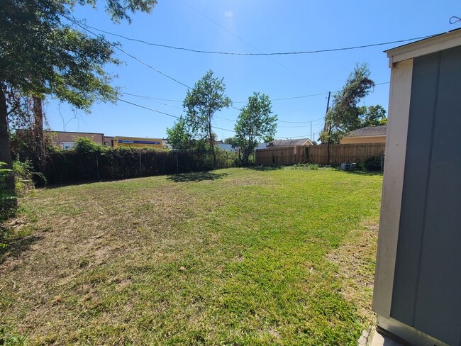 Building Photo - 3151 Roe Dr