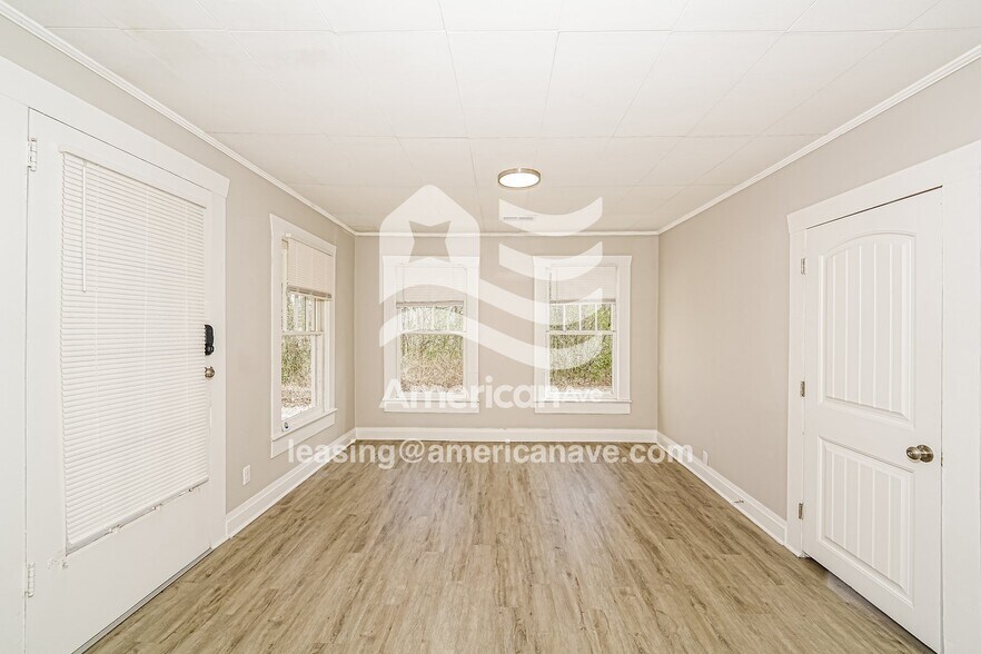 Building Photo - 917 School Terrace