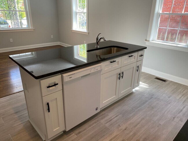 Building Photo - Updated 4 Bedroom Home Convenient to Carytown, Byrd Park And More. Available In July