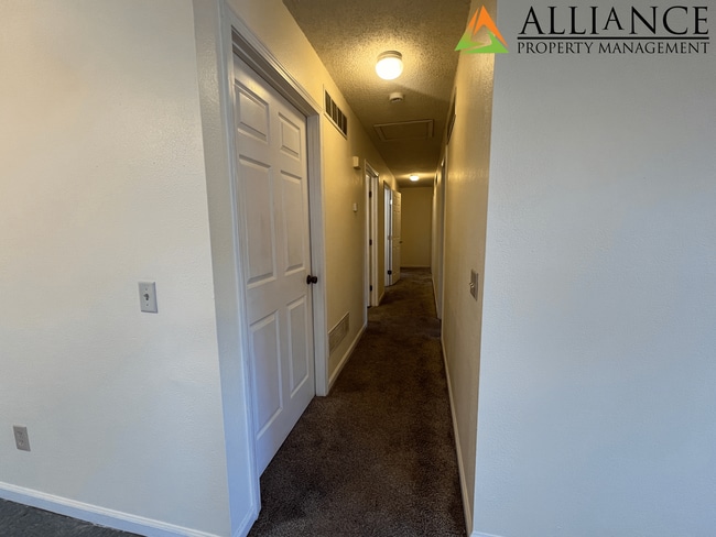 Building Photo - Spacious Rooms & Close to Downtown