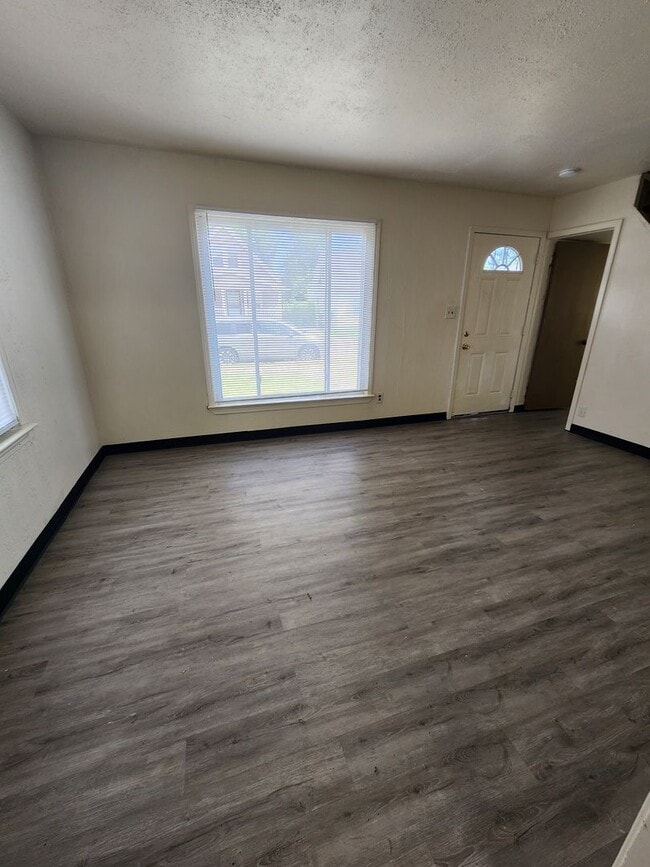 Building Photo - 4 Bedroom Clean House For Rent