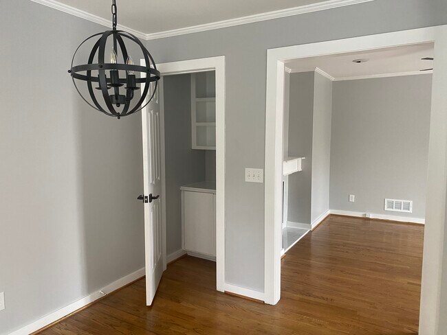 Building Photo - 404 St James St