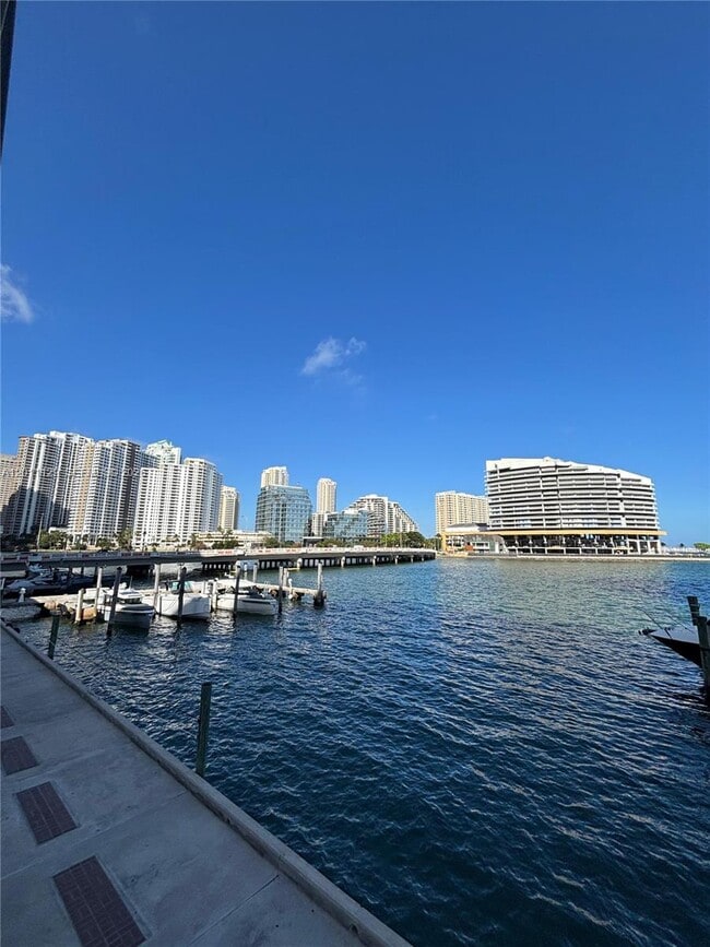 Building Photo - 999 Brickell Bay Dr