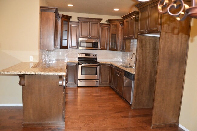 Building Photo - "Charming 3-Bed + Loft and 2 car garage Townhouse with Granite Elegance in Vancouver!"