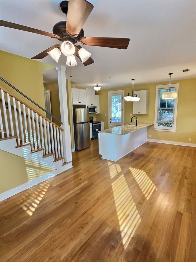 Building Photo - Commercial/Residential 3 Bedroom 3 Bath Cottage Close to Downtown Ocean Springs