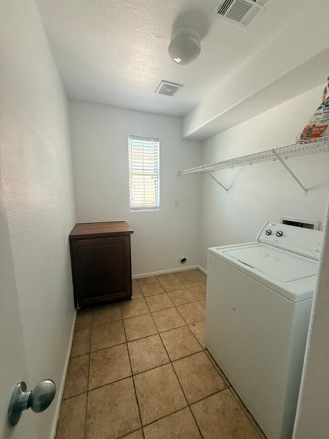 Building Photo - 5172 Dillingham Dr
