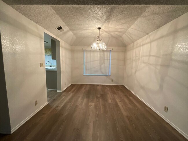 Building Photo - (APPLICATION PENDING) West Lancaster Home in a cul-de-sac