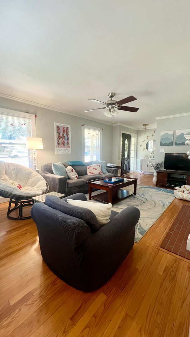 Building Photo - Beautiful 3-4 Bedroom 2 Bathroom home in t...