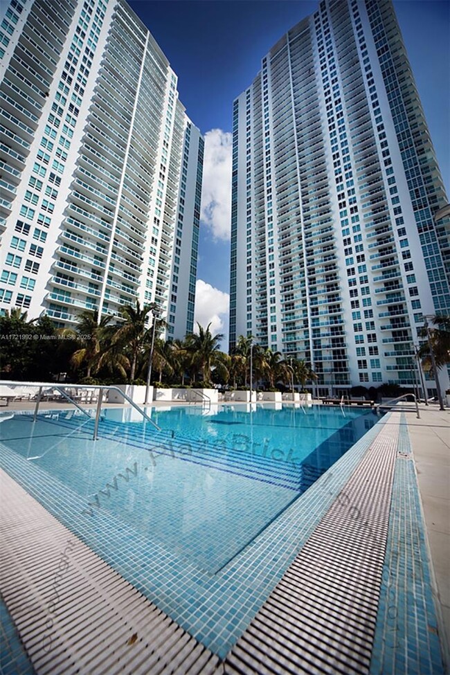 Building Photo - 950 Brickell Bay Dr