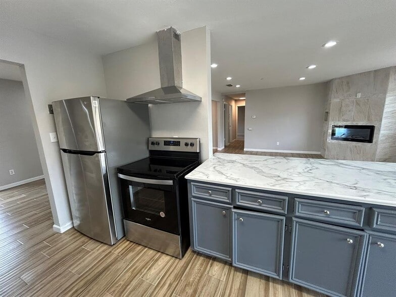 Building Photo - 5926 Darkwood Dr