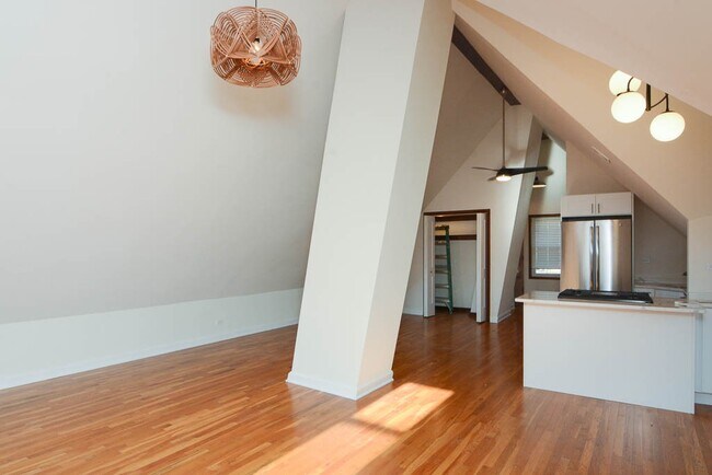 Building Photo - 1111 W Roscoe St