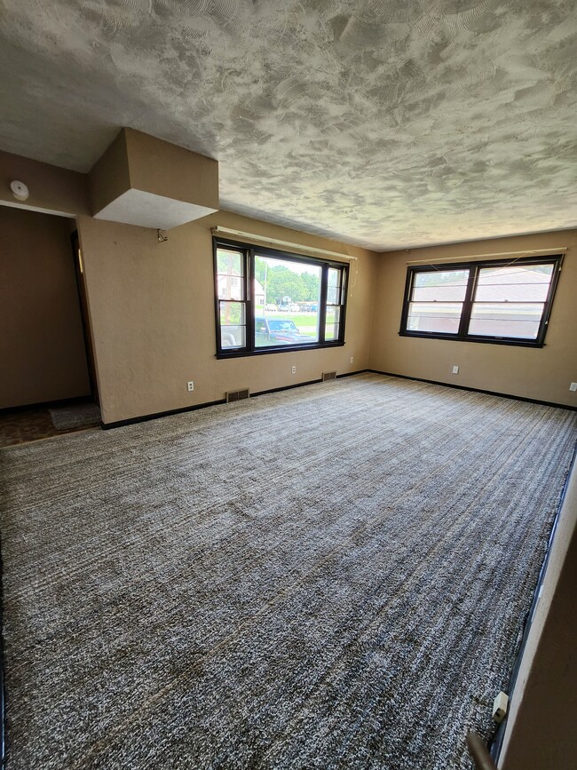 Building Photo - 2116 W Kettelle St