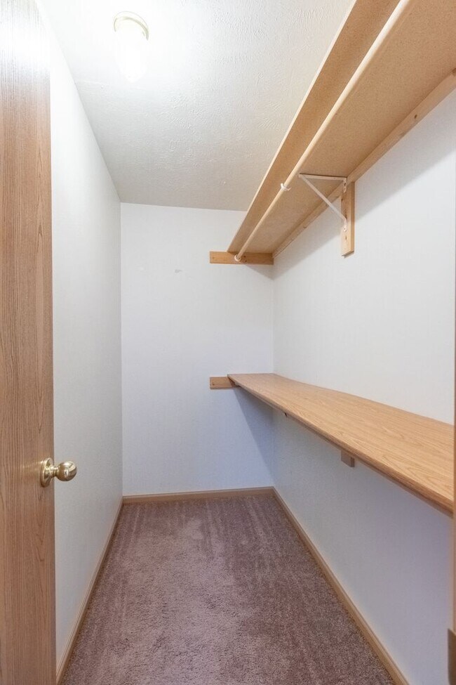 Building Photo - Great Home Close to New Schools and the Fallbrook YMCA