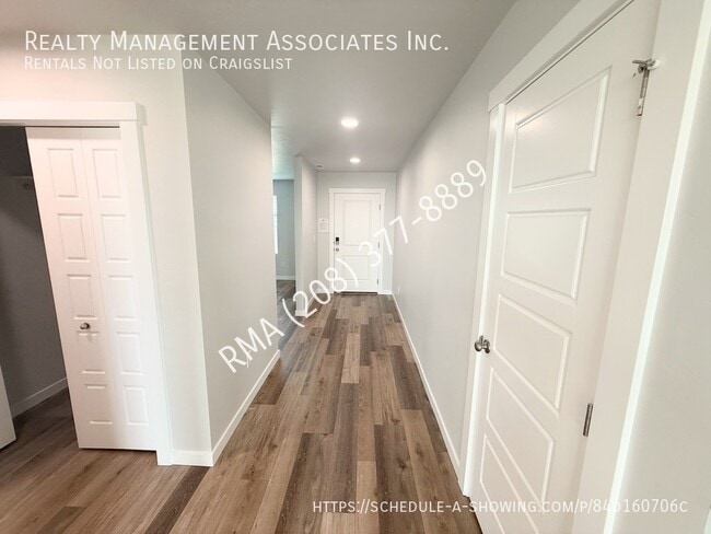 Building Photo - 3781 W La Brea Dr