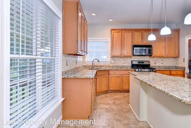 Building Photo - 5 br, 3 bath House - 206 Estons Run