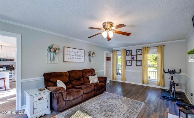 Building Photo - 2232 Valley Dr