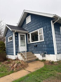 Building Photo - 117 6th Ave SW