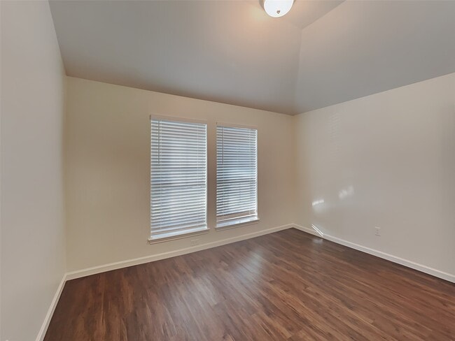 Building Photo - 2515 Pioneer Oaks Dr