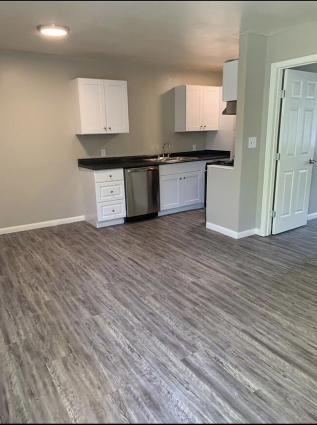 Building Photo - "Charming 1-Bed Oasis with Granite Elegance in Prime Edmond Location!"