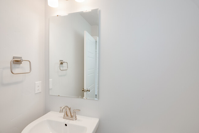Building Photo - Brand New Townhome!