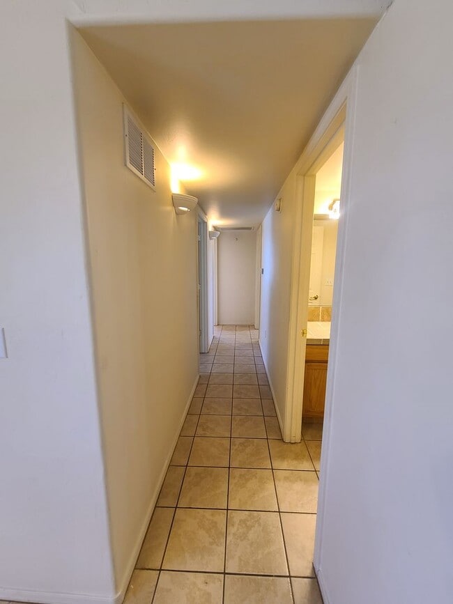 Building Photo - Beautiful 3 bedroom 2 bathroom with washer...