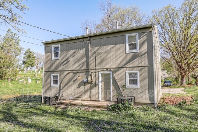 Building Photo - 831 Stewart Ave