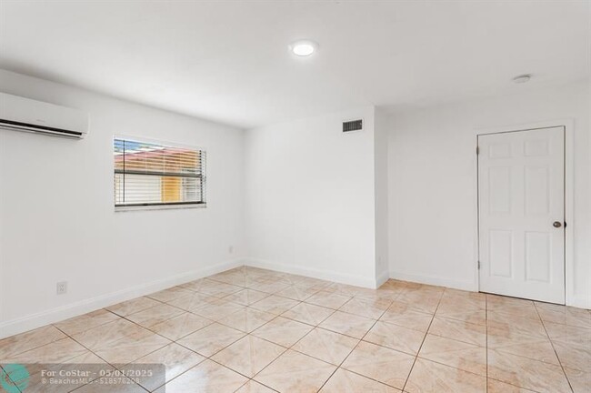 Building Photo - 583 NW 17th Pl