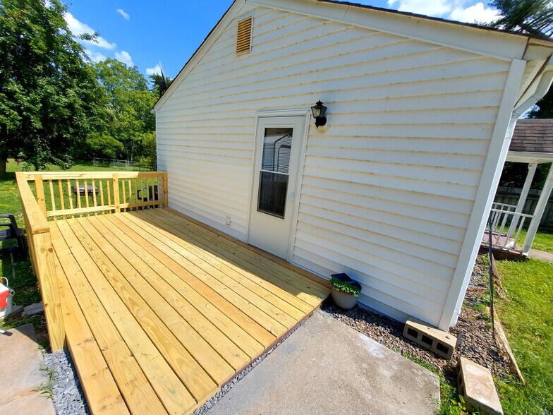 Side Deck - 4041 Northampton Dr