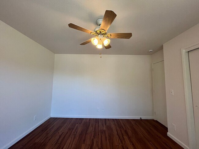 Building Photo - Downtown Duplex