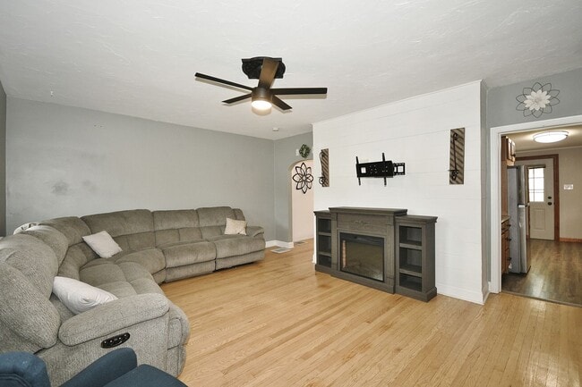 Building Photo - Beautiful 3 Bedrooms, 1 bathroom House Available Now!