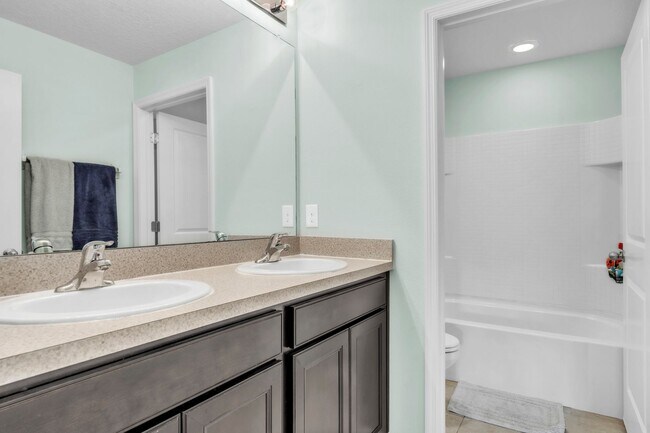 Building Photo - Spacious 5-Bedroom Home with Resort-Style ...
