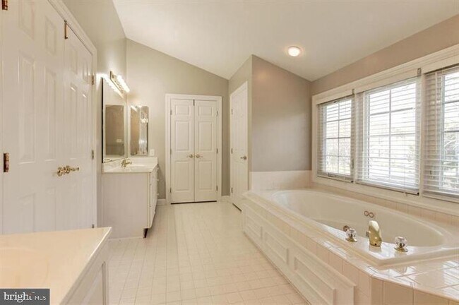 Building Photo - 14213 Floral Park Dr