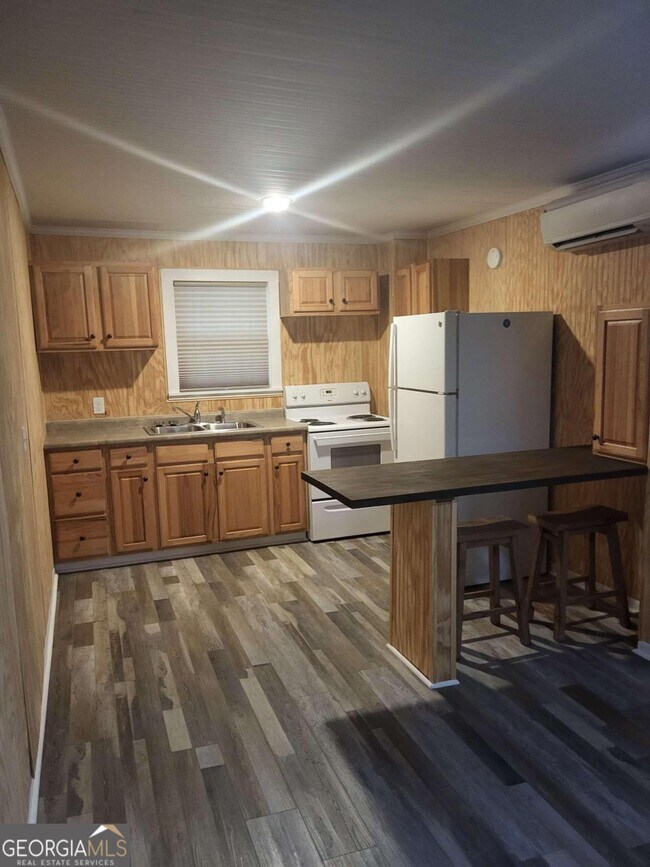 Building Photo - 15 N Zetterower Ave